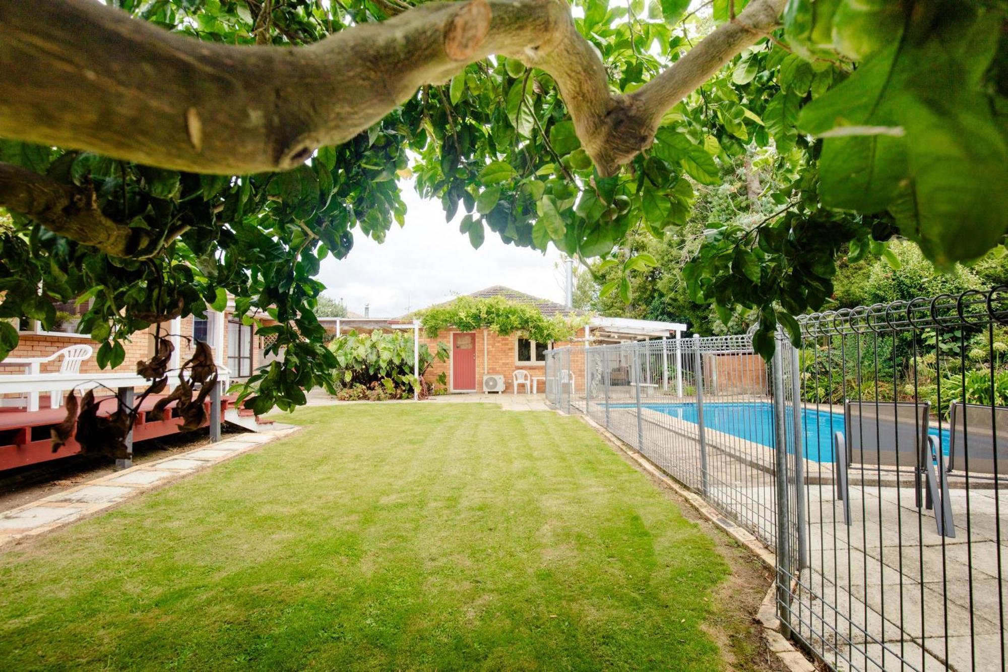 Central Location So Much Space Pool Opens In Summer Villa Hamilton Eksteriør bilde